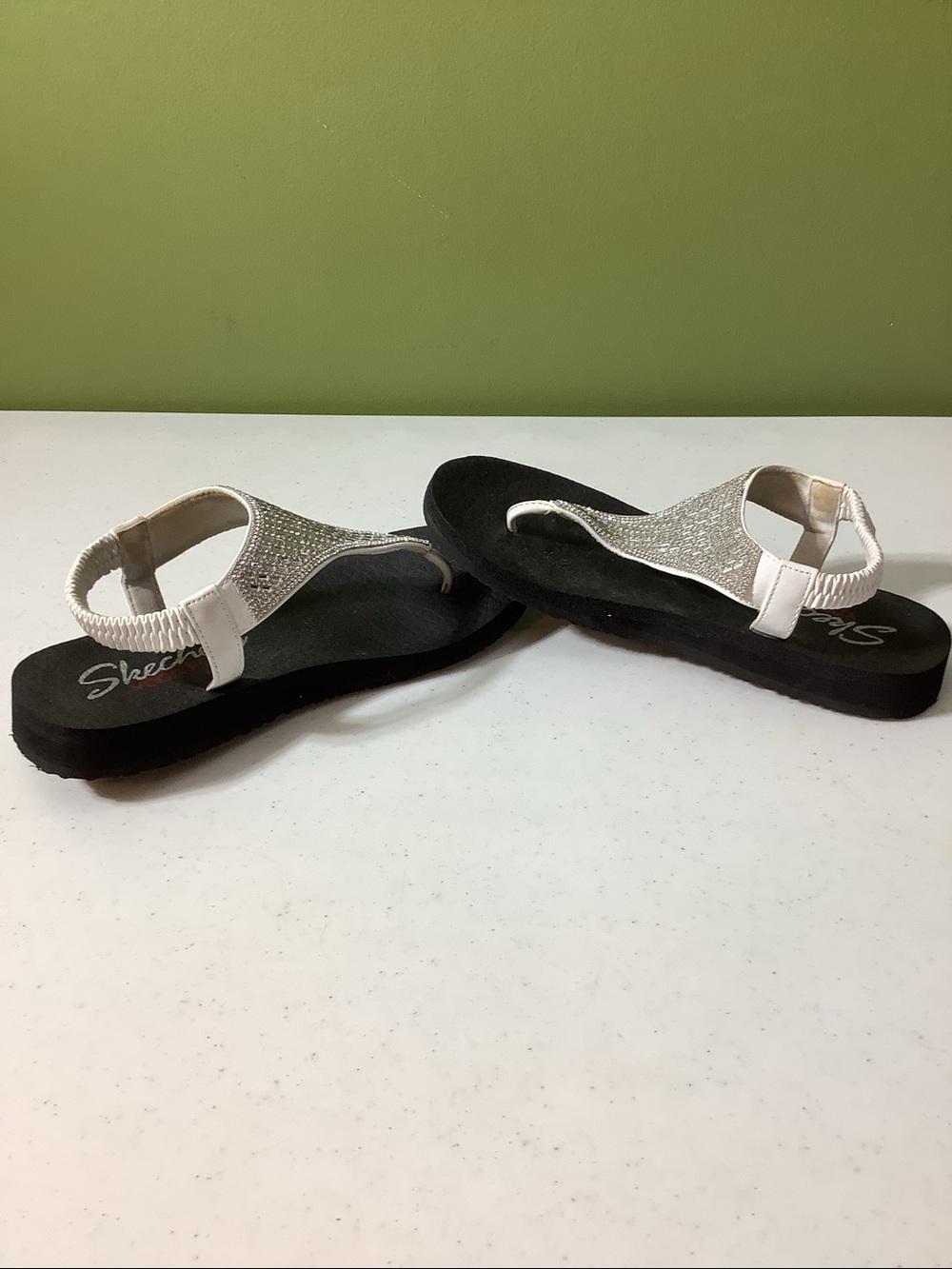 Skechers Meditation Luxe bone with silver accents thong sandals, size  7 - Picture 4 of 6